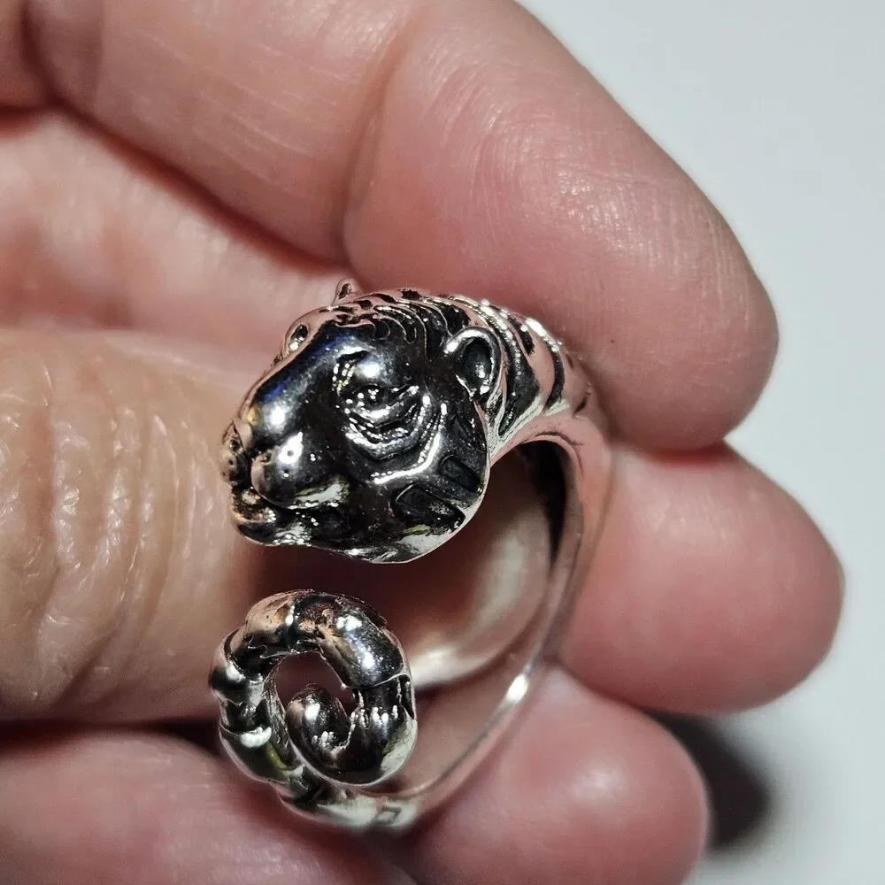 Silver Tone Tiger Head Curled Tail Adjustable Ring